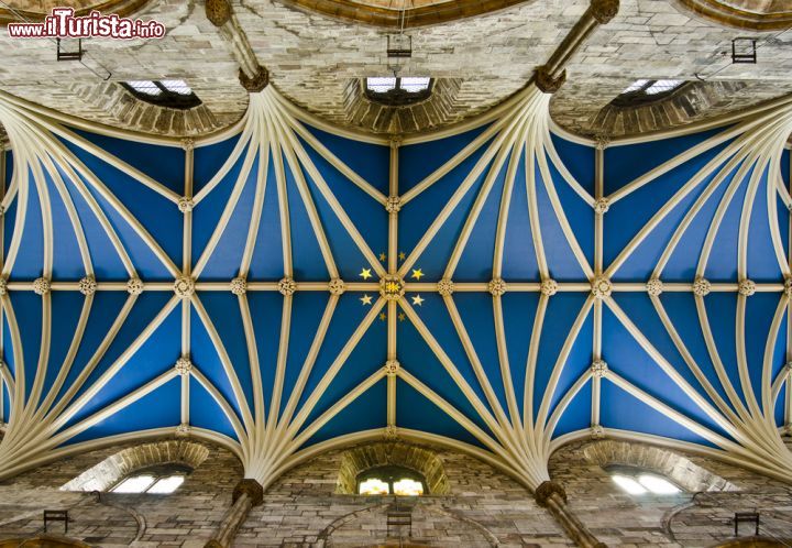 Immagine La spettacolare volta della navata centrale di St Giles ad Edimburgo - © Brendan Howard / Shutterstock.com