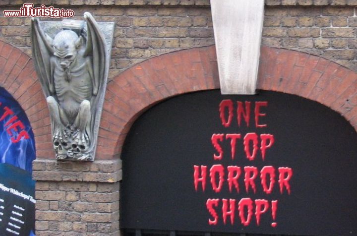 Immagine Horror Shop al London Dungeon, Londra - Se un'ora e mezza di spettacoli interattivi dove sarete protagonisti di effetti speciali, ricostruzioni e percorsi assolutamente spaventosi non vi basta ancora, prima di uscire dal museo fate una sosta al suo fornitissimo horror shop dove potrete trovare souvenir per tutti i gusti