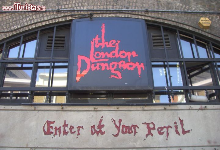 Immagine Insegna al London Dungeon, Londra - "Enter at your peril" ovvero "entrate a vostro rischio e pericolo". Lascia ben poco spazio all'immaginazione l'insegna di benvenuto che accoglie i visitatori della più terrificante attrazione turistica ospitata nella città londinese e inaugurata nel lontano 1976