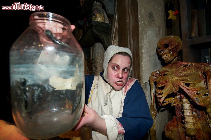 Immagine Personaggi del terrore al London Dungeon, Londra - Jack lo Squartatore, Sweeney Todd il "barbiere demonio", Bloody Mary alias Maria la Sanguinaria: sono solo alcuni degli ospiti illustri che hanno legato il proprio nome alla macabra storia di Londra. Assieme a loro troverete  altri criminali efferati oltre a episodi macabri e funesti del passato londinese © thedungeons.com