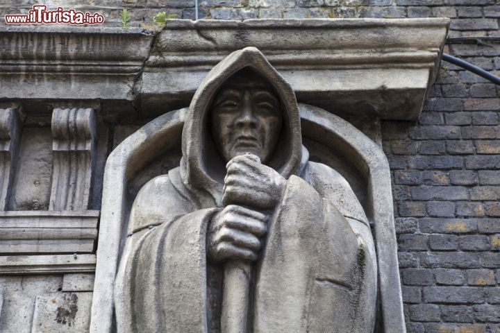 Immagine Statua al London Dungeon, Londra - Una delle inquietanti statue che accolgono i visitatori in questo parco a tema dedicato alla storia e ai personaggi più macabri di Londra dove vi aspettano scenografie, effetti speciali e esperienze da brivido © chrisdorney / Shutterstock.com