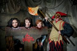 Foto ricordo al London Dungeon, Londra - Se non avete timore neppure degli espisodi più cupi che hanno caratterizzato la storia londinese, prima di terminare la visita al museo del crimine ...