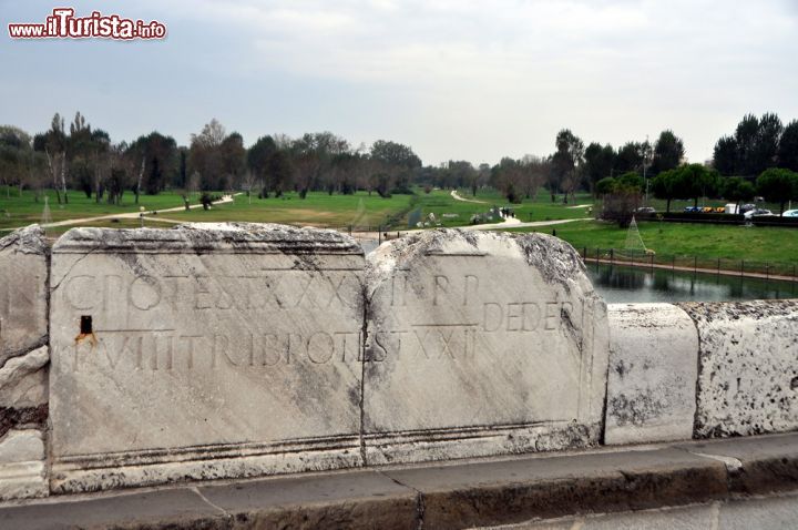 Immagine Una antica inscrizione sul parapetto interno del Ponte di Tiberio a Rimini. Il ponte fu costruito esattamente 2.000 anni fa