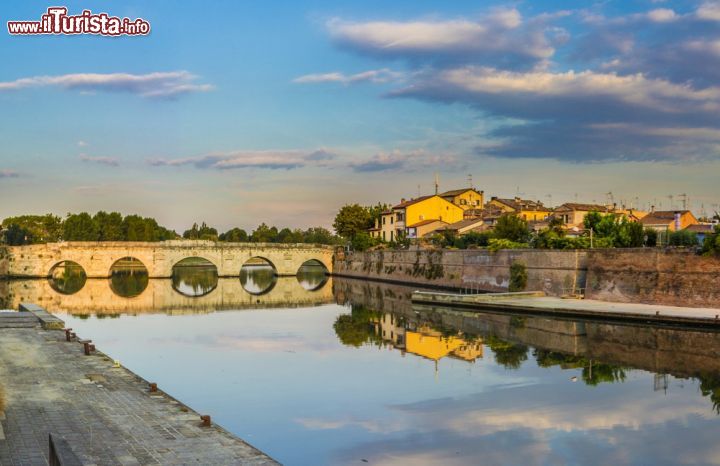 Immagine Il fiume Marecchia separa il Borgo San Giuliano con il centro storico di Rimini, e tra loro si erge maestoso il Ponte di Tiberio, così perfetto che una leggenda vuole sia stato costruito dal diavolo in persona, da cui anche il soprannome di ponte del diavolo - © Matej Kotula
/ Shutterstock.com