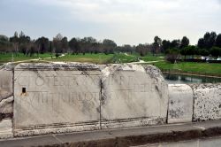 Una antica inscrizione sul parapetto interno del Ponte di Tiberio a Rimini. Il ponte fu costruito esattamente 2.000 anni fa