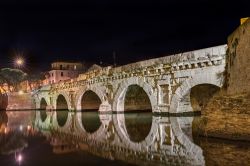 Una suggestiva fotografia notturna del Ponte di Tiberio, anche chiamato Ponte del Diavolo per la presenza di due "impronte" a forma di piedi di caprone, legati ad una leggenda - © ...