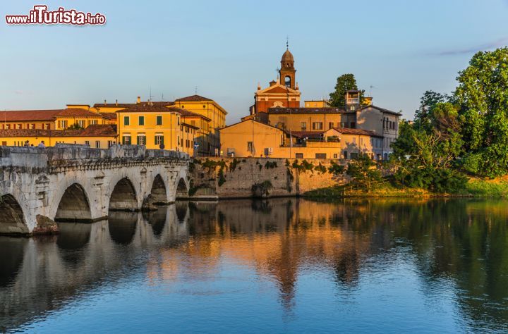 Immagine La struttura del ponte è ancora quella originale forse vprogettata da Vitruvio, però scomparso al tempo della sua costruzione. Lungo oltre 62 metri il ponte supera il fiume Marecchia tra il quartiere di Borgo San Giuliano e il centro storico di RImini - © Olga Vorontcova / Shutterstock.com