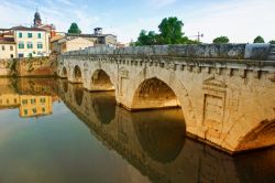 Il "Ponte del Diavolo", alias il Ponte di Tiberio, fotografato dalla riva del Borgo di San Giuliano a Rimini - © Marina99 / Shutterstock.com