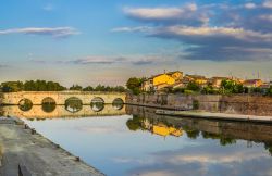 Il fiume Marecchia separa il Borgo San Giuliano con il centro storico di Rimini, e tra loro si erge maestoso il Ponte di Tiberio, così perfetto che una leggenda vuole sia stato costruito ...