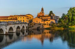 La struttura del ponte è ancora quella originale forse vprogettata da Vitruvio, però scomparso al tempo della sua costruzione. Lungo oltre 62 metri il ponte supera il fiume Marecchia ...