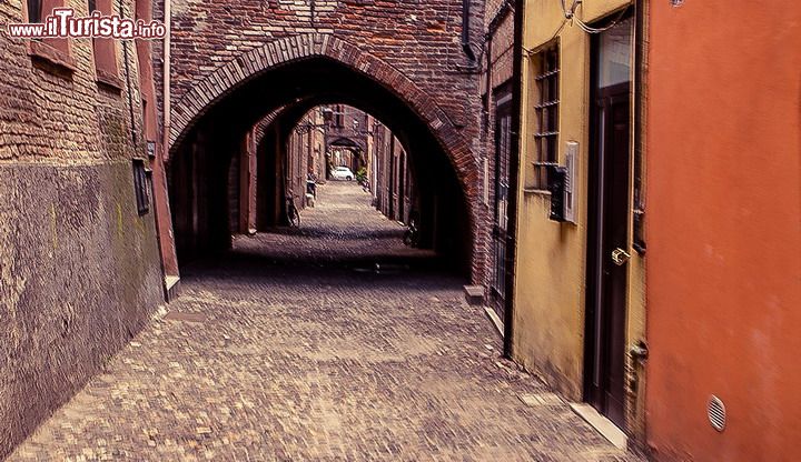 Immagine Percorrere il centro storico di Ferrara, e in particolare questo tratto di Via delle Volte, è come compiere un tuffo nel passato medievale della città emiliana