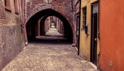 Percorrere il centro storico di Ferrara, e in particolare questo tratto di Via delle Volte, è come compiere un tuffo nel passato medievale della città emiliana