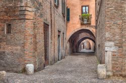 E' una delle vie più belle di Ferrara: recentemente restaurata, Via delle Volte è l'emblema del cuore medievale della città - © ermess / Shutterstock.com