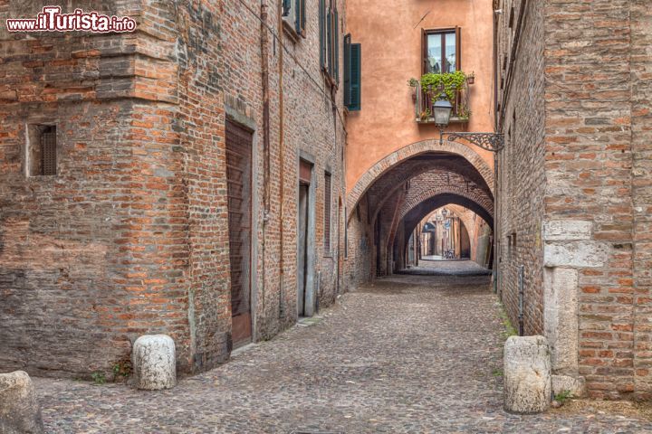 Immagine E' una delle vie più belle di Ferrara: recentemente restaurata, Via delle Volte è l'emblema del cuore medievale della città - © ermess / Shutterstock.com