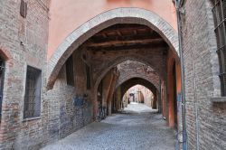 Il nome della strada deriva dalla presenza di alcuni archi che creano suggestivi effetti prospettici, molto ricercati dagli appassionati di fotografia - © Mi.Ti. / Shutterstock.com