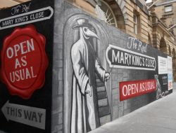 Una pubblicità vi accompagna lungo il Royal Mile di Edimburgo fino all'ingreso dei sotterranei di Mary King's Close - © www.realmarykingsclose. 