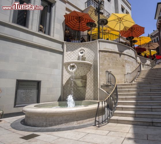 Immagine Una fontana lungo la Rodeo Drive a Beverly Hills, la raffinata località della California, non distante dal centro di Los Angeles - © Paul Matthew Photography / Shutterstock.com =