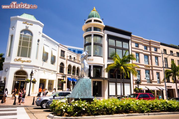 Immagine L'elegante strada chic di Rodeo Drive, i palazzi più belli di Beverly Hills, un "must see" per chi viene in vacanza a  Los Angeles - © littleny / Shutterstock.com