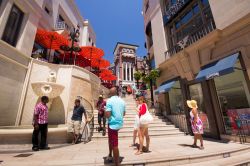 Passeggiata tra i negozi ed i palazzi della Rodeo Drive a Beverly Hills - © littleny / Shutterstock.com 