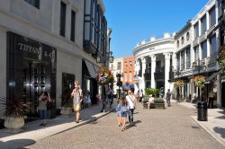 Shopping di qualità per i turisti lungo la Rodeo Drive di Beverly Hills - © nito / Shutterstock.com 