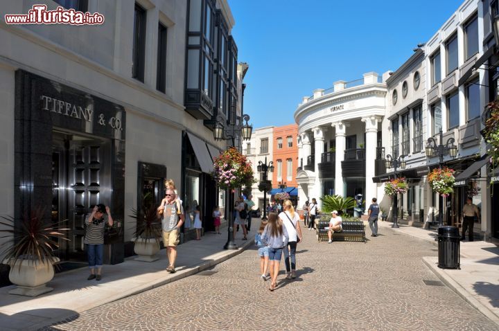 Immagine Shopping di qualità per i turisti lungo la Rodeo Drive di Beverly Hills - © nito / Shutterstock.com