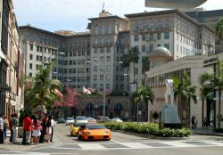 Auto sportive, di lusso e di grossa cilindrata, un incontro frequente per i turisti in visita a Beverly Hills, quando transitano sulla Rodeo Drive a Los Angeles - © egd / Shutterstock.com ...