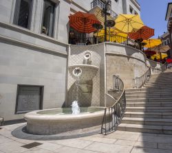 Una fontana lungo la Rodeo Drive a Beverly Hills, la raffinata località della California, non distante dal centro di Los Angeles - © Paul Matthew Photography / Shutterstock.com = ...