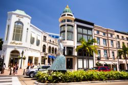 L'elegante strada chic di Rodeo Drive, i palazzi più belli di Beverly Hills, un "must see" per chi viene in vacanza a  Los Angeles - © littleny / Shutterstock.com ...