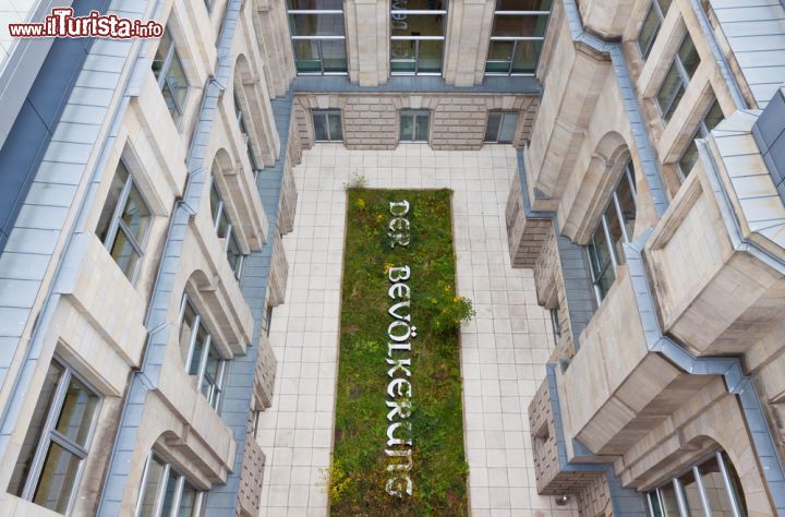 Immagine Il cortile interno del palazzo del Reichstag, l'edisìficio di Berlino che occupa il PArlamento Tedesco - © katatonia82 / Shutterstock.com