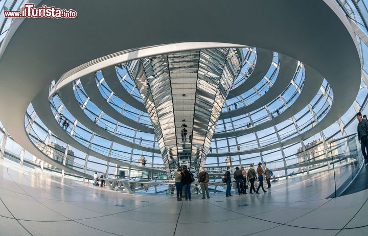 Immagine La vista mozzafiato della cupola del palazzo del Reichstag, la sede del Parlamento Tedesco - © WorldWide / Shutterstock.com