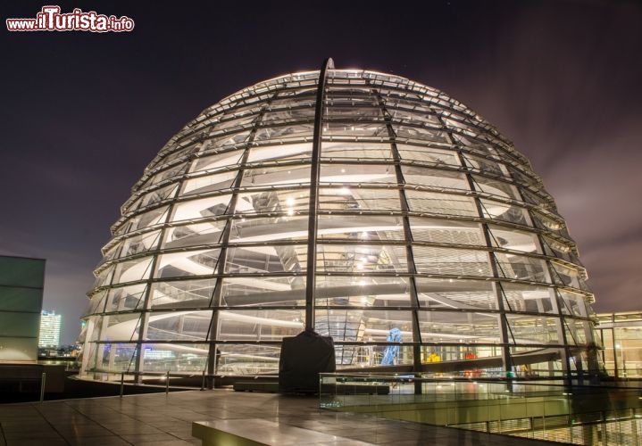 Immagine La cupola posta sulla sommità del Parlamento tedesco a Berlino, illuminata di notte - © pavel dudek / Shutterstock.com