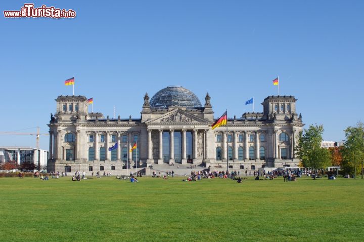 Immagine La facciata del Reichstag, l'edificio del parlamento tedesco a Berlino e la sua cupola - © fayska / Shutterstock.com