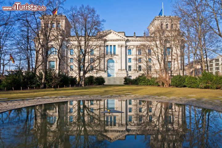Immagine Uno dei lati del Parlamento Tedesco, il Reichstag di Berlino - © katatonia82 / Shutterstock.com