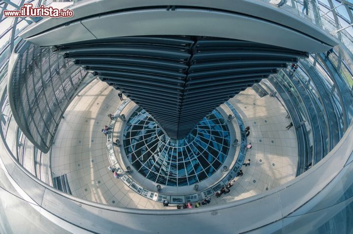 Immagine Vertiginosa panoramica dell'interno della cupola posta sul Reichstag a Berlino - © WorldWide / Shutterstock.com