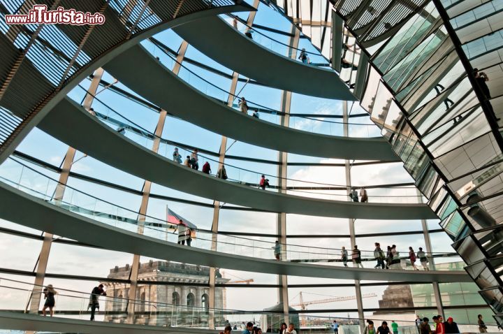 Immagine Particolare del capolavoro di Norman Foster: la cupla del Reichstag è una delle architetture più moderne e spettacolari della Germania - © Eddy Galeotti / Shutterstock.com