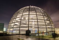 La cupola posta sulla sommità del Parlamento tedesco a Berlino, illuminata di notte - © pavel dudek / Shutterstock.com