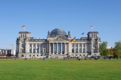 La facciata del Reichstag, l'edificio del parlamento tedesco a Berlino e la sua cupola - © fayska / Shutterstock.com