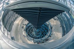 Vertiginosa panoramica dell'interno della cupola posta sul Reichstag a Berlino - © WorldWide / Shutterstock.com