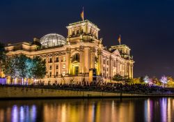 La cupola e il palazzo del Reichstag fotografati di sera a Berlino - © Traveller Martin / Shutterstock.com