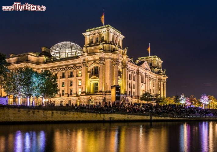 Immagine La cupola e il palazzo del Reichstag fotografati di sera a Berlino - © Traveller Martin / Shutterstock.com