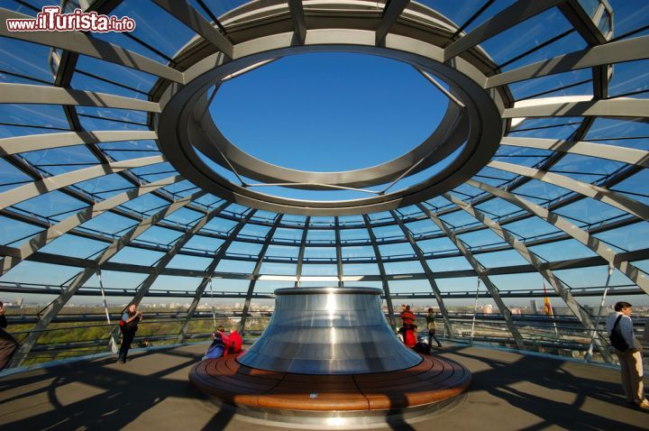 Immagine La splendida terrazza panoramica del Reichstag di Berlino - © Philip Lange / Shutterstock.com