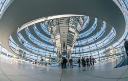 La vista mozzafiato della cupola del palazzo del Reichstag, la sede del Parlamento Tedesco - © WorldWide / Shutterstock.com
