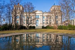 Uno dei lati del Parlamento Tedesco, il Reichstag di Berlino - © katatonia82 / Shutterstock.com