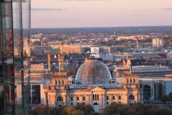 Tramonto su Berlino: in primo piano il Reichstag ...
