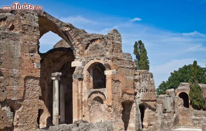 Immagine Le rovine archeologiche di Villa Adriana si estendono su di una superficie di 120 ettari, un vero parco archeologico di rara bellezza a Tivoli - © PerseoMedusa / Shutterstock.com