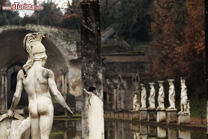 Immagine La bellezza del Canopus di VIlla Adriana, abbellito da statue: siamo a Tivoli alla periferia nord-orientale di Roma - © Marco Lavagnini / Shutterstock.com