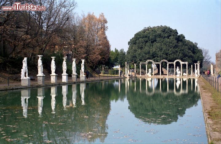 Immagine Visitando le maestose rovine di Villa Adriana, la residenza finale dell'Imperatore Adriano a Tivoli, alle porte di Roma - © Attila JANDI / Shutterstock.com