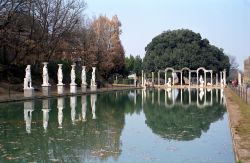 Visitando le maestose rovine di Villa Adriana, la residenza finale dell'Imperatore Adriano a Tivoli, alle porte di Roma - © Attila JANDI / Shutterstock.com 