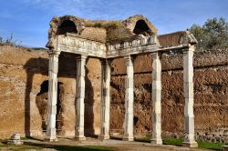 Tour tra le rovine di Villa Adriana a Tivoli, il parco archeologico alle porte di Roma - © maurizio / Shutterstock.com