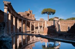 Il Teatro marittimo di Villa Adriana, il parco archeologico della città satellite di Roma - © Pablo Debat / Shutterstock.com